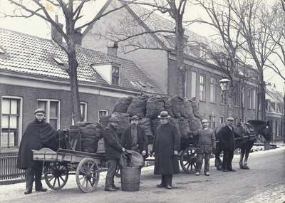 222467 Afbeelding van een kolenhandelaar met paard en wagen op de Blauwkapelseweg te Utrecht. (Zie ook cat. nr. 53942).